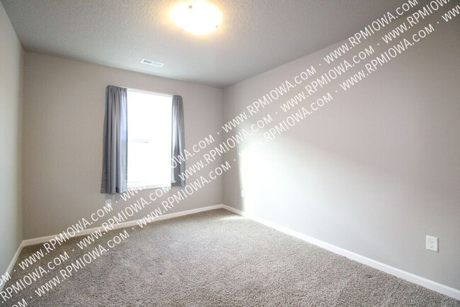 Building Photo - 633 Newport Pl