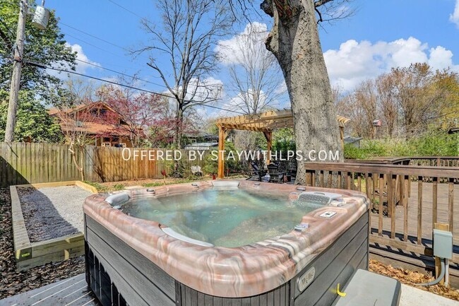 Building Photo - 397 Angelus St