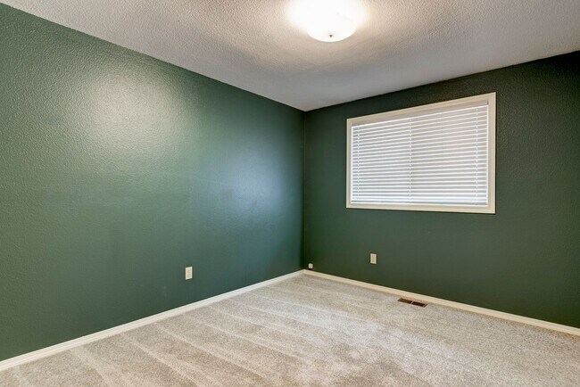 Building Photo - 3 Bed 2 Bath Home Near Town