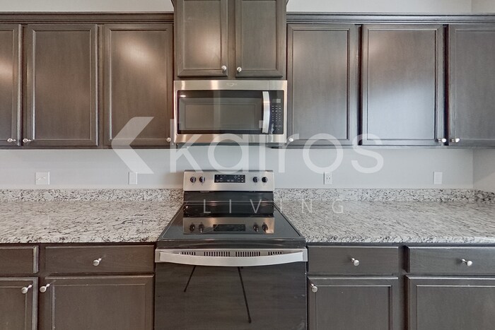 Building Photo - 721 St James Pl