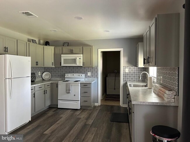 Building Photo - 9700 Cedarhollow Ln