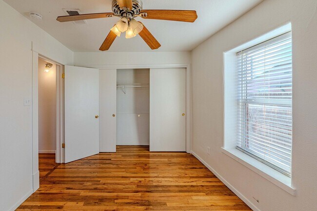 Building Photo - 609 Candelaria Rd NW