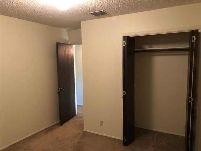 Building Photo - 914 W Meadowmere Ln