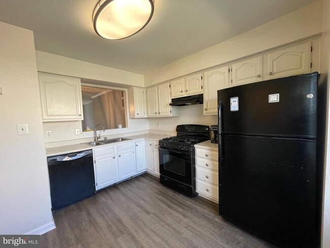 Building Photo - 17929 Milroy Dr