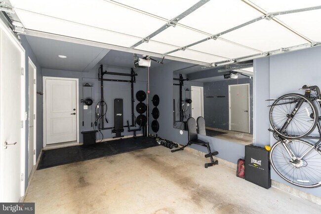 Building Photo - 935 Sycamore Dr SE