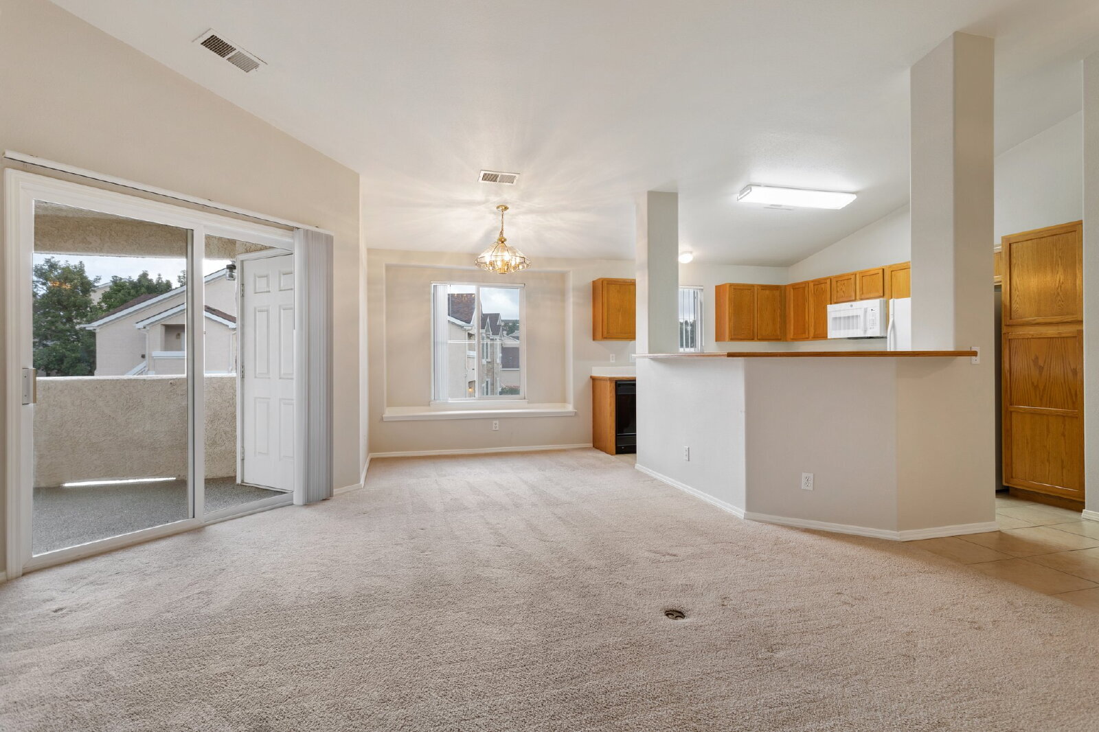 Building Photo - Stylish 3-Bed Condo in Gated Community – J...