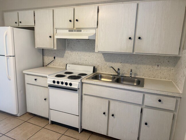 Building Photo - Palmetto Gardens 2/1 duplex