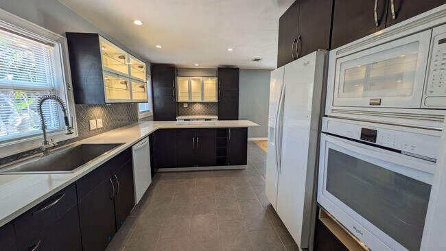 Building Photo - Charming two bedroom one bath cottage with...