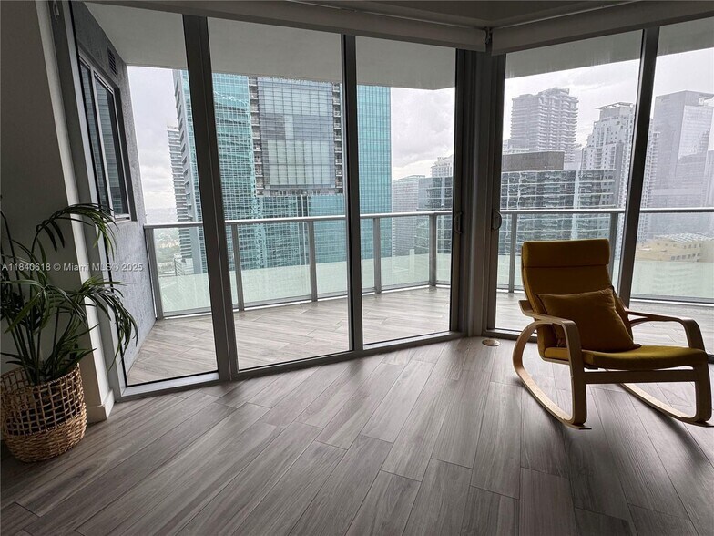 Building Photo - 1300 Brickell Bay Dr