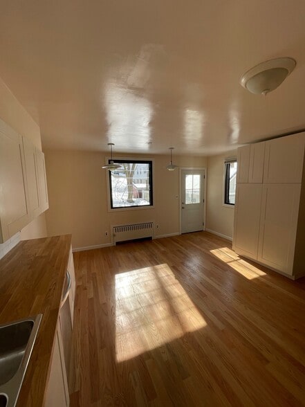 extra large Eat-In Kitchen - 48 Washington Ave