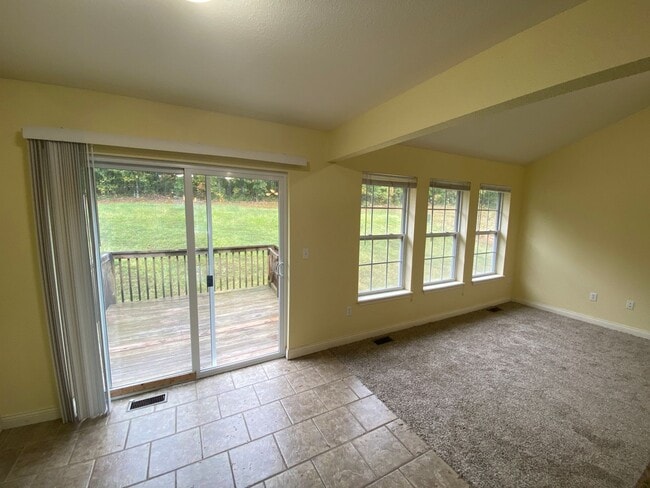 Building Photo - 121 Kale Ct