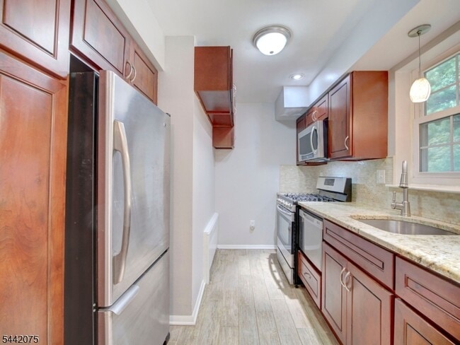 Building Photo - 28 Wedgewood Dr