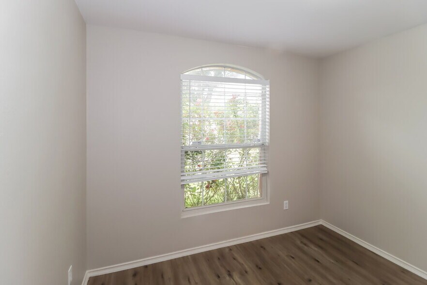 Building Photo - 510 Riverway Ln