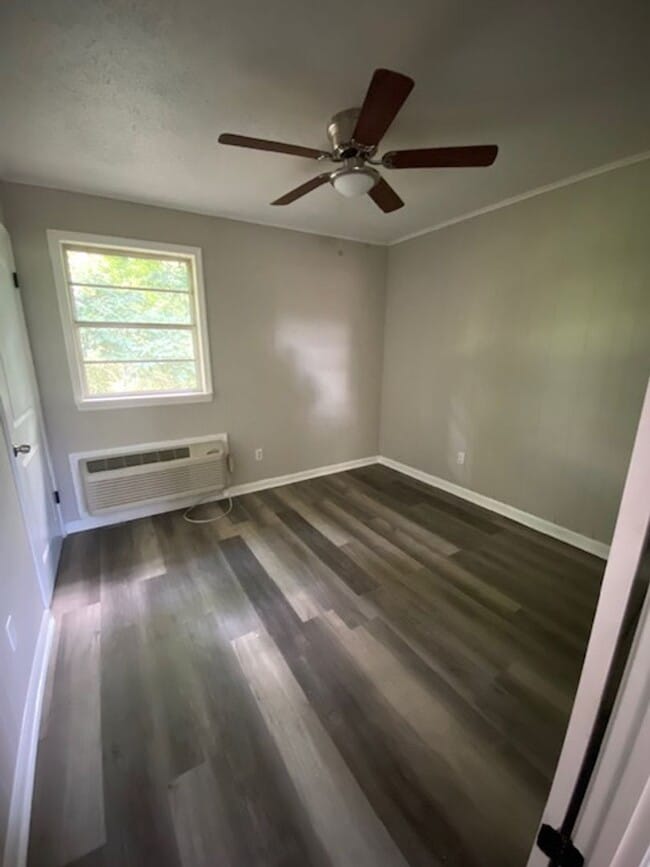 Building Photo - HALF OFF FIRST MONTHS RENT for qualified applicant** 1 Bed 1 Bath Apartment with Water and Trash ...