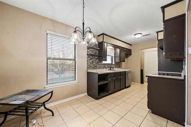 Building Photo - 614 Circle Creek Dr