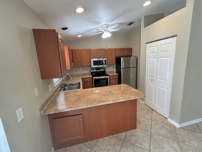 Building Photo - 1027 SW 9th Ct