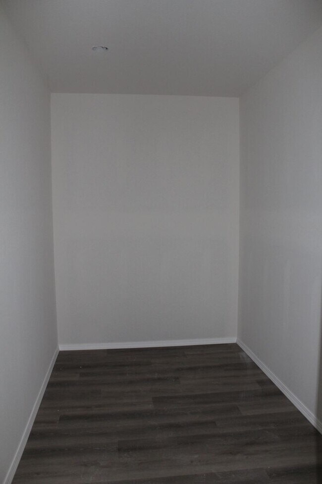 Building Photo - Great spacious home in Strafford