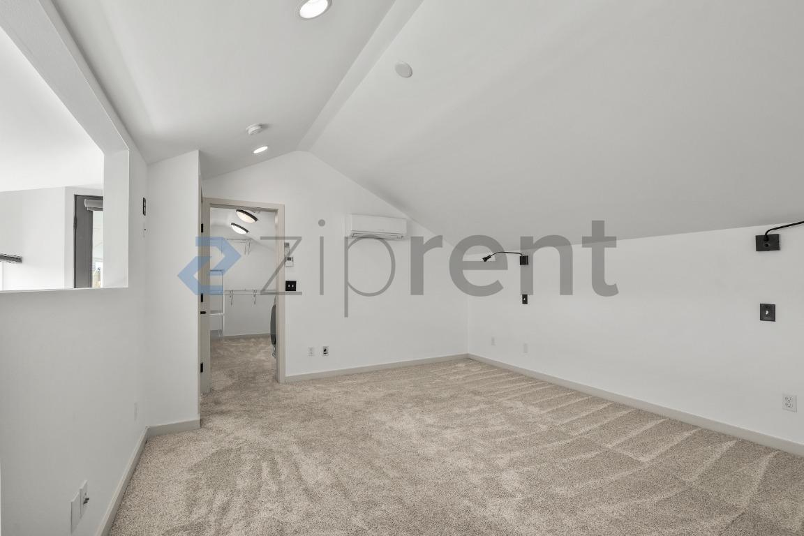 Building Photo - Unit