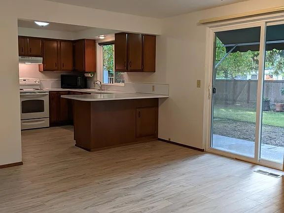 Building Photo - **Beautifully Maintained Bothell Rambler with Large Fenced Yard**- FOR RENT- Available September 6th