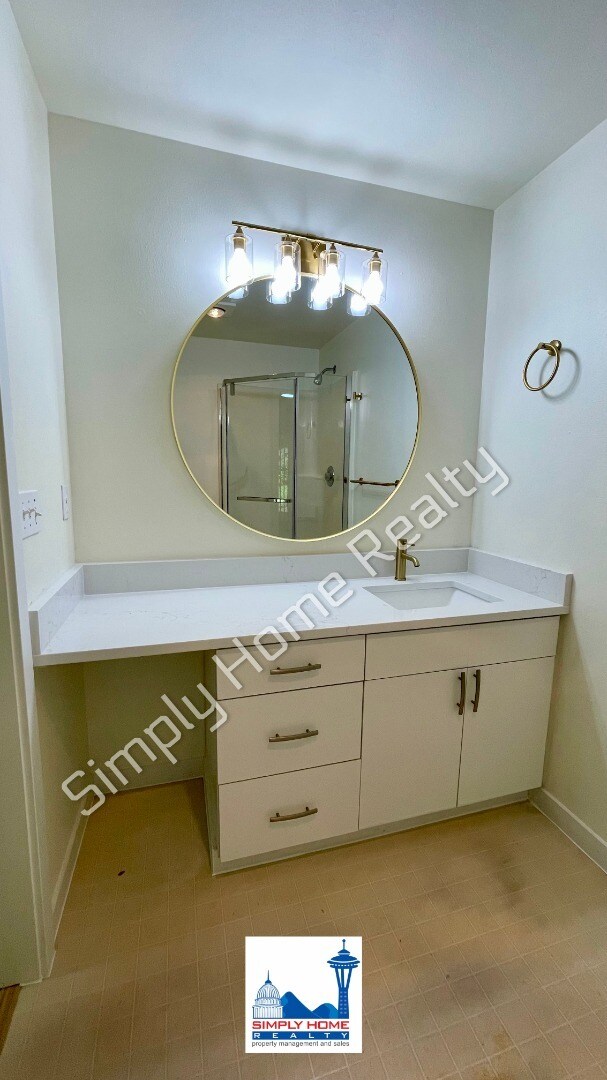 Building Photo - MOVE-IN READY LUXURY RENTAL - Beautifully Renovated 3 Bedroom, 2 Bathroom Duplex in Quiet Cul-de-...