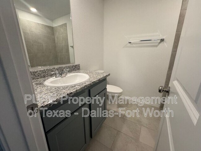 Building Photo - 2929 Dora Dr