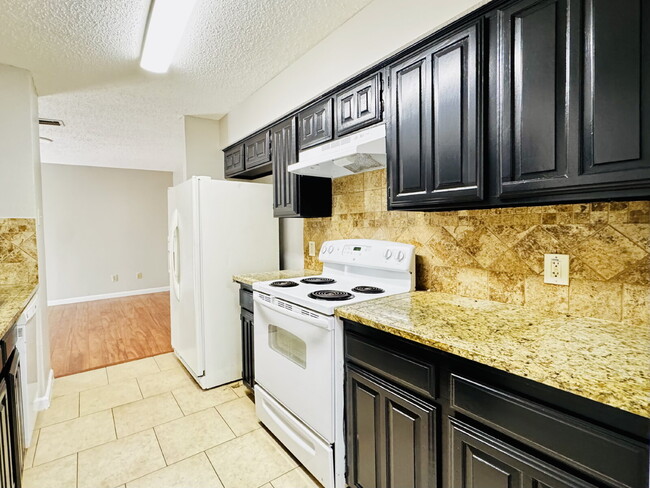 Building Photo - 2 bed, 2 bath, 2 Car Garage, 1-story