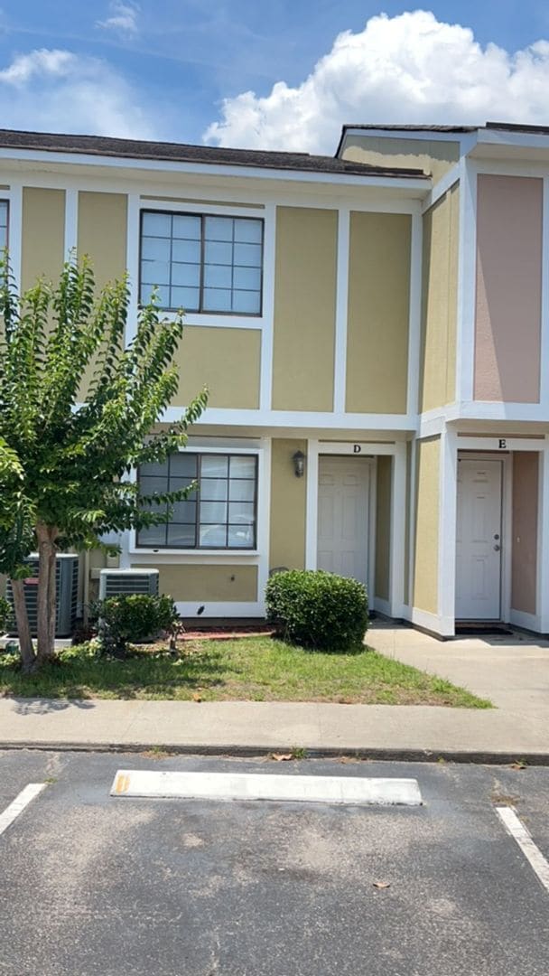 Building Photo - 2BR/2.5BA Townhome