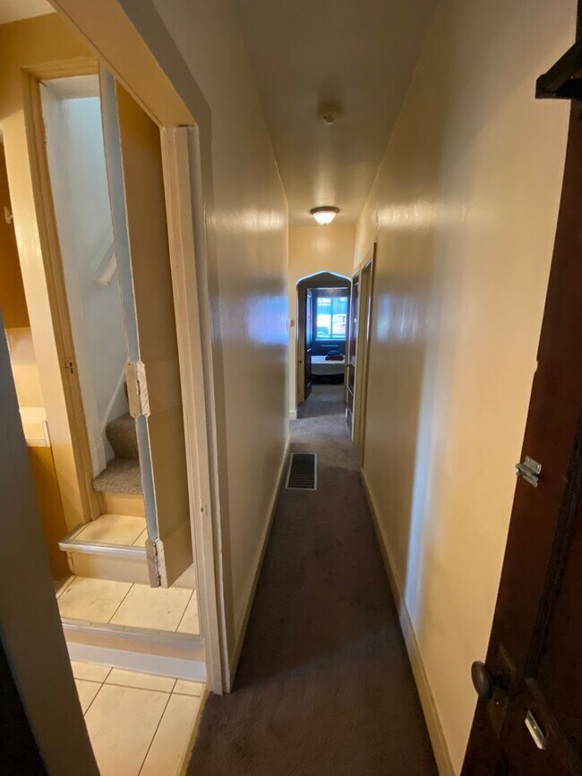 Building Photo - Charming 5 Bed 2 Bath House in Carnegie!