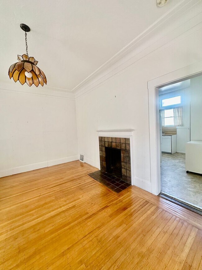Building Photo - 6bedroom house full of charm steps from UC...