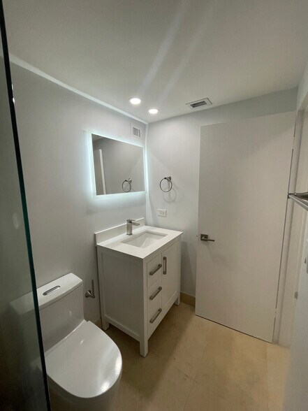Building Photo - 999 Brickell Bay Dr