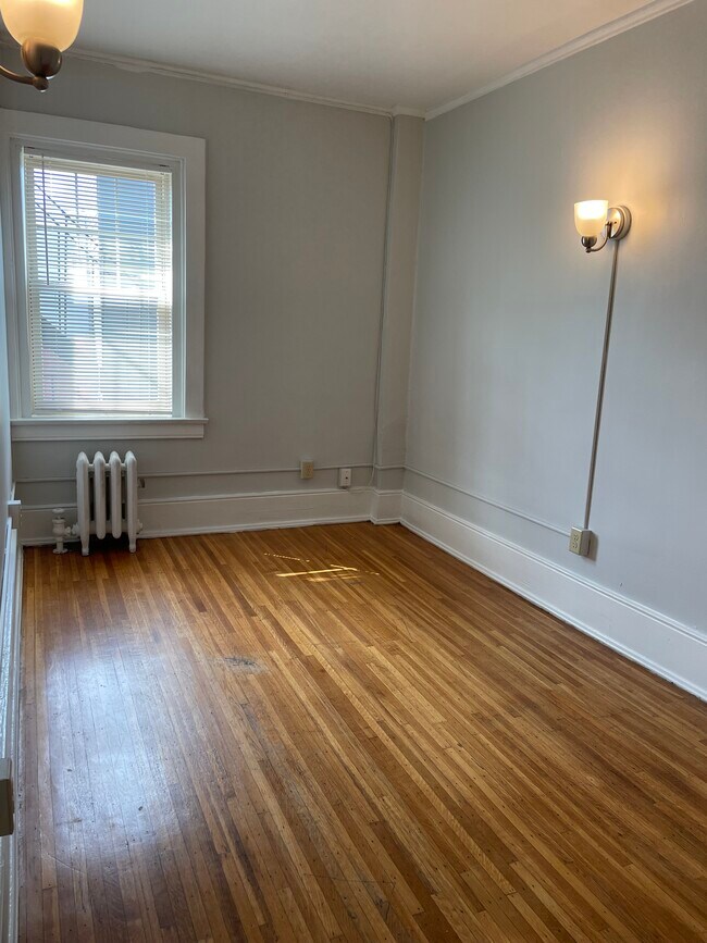 Building Photo - 185 Alexander St