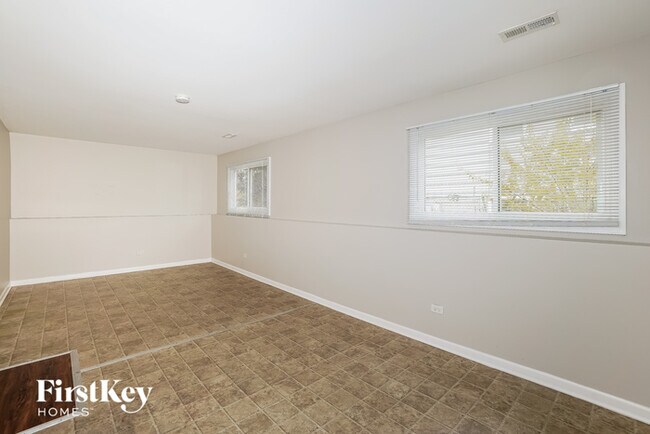 Building Photo - 660 Sullivan Ln