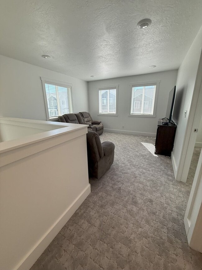 Building Photo - Modern 3-Bedroom End-Unit Townhome in Smit...