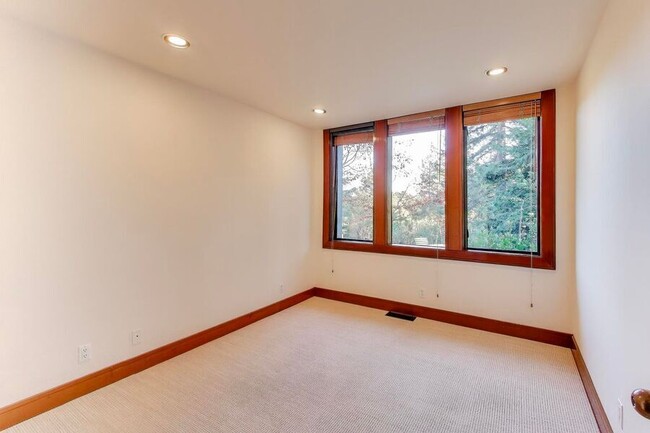 Building Photo - 28 Meadow Rd