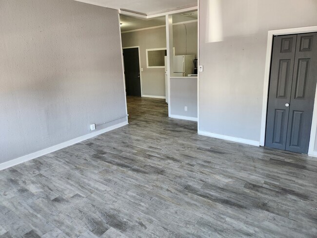 Building Photo - 8 E Railroad St