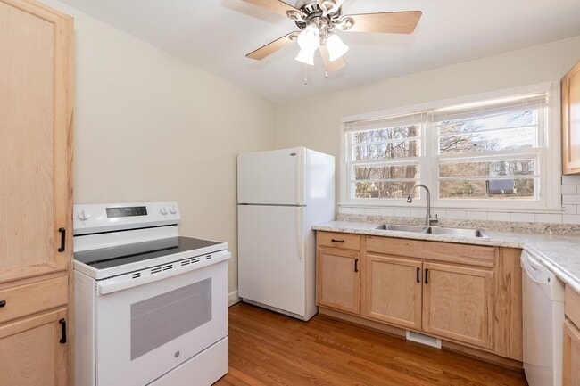 Building Photo - Gorgeous Three Bedroom Home!