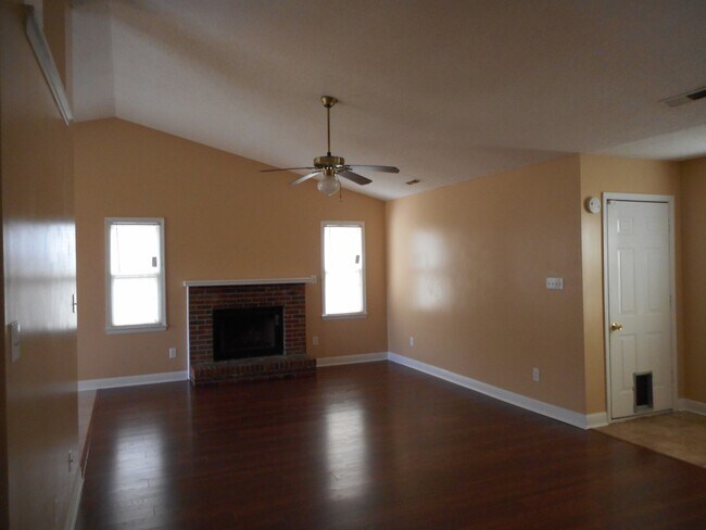 Building Photo - 3 BR 2 BA in Midway Park