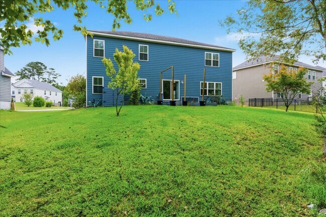 Building Photo - Welcome to Your Ideal Home: Where Luxury a...