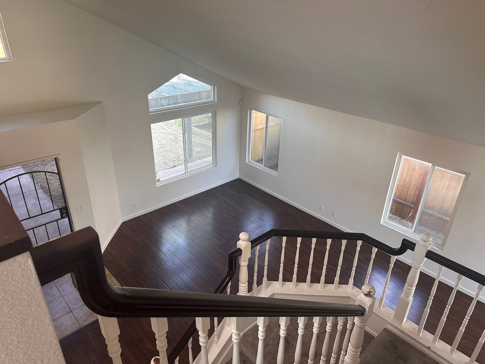 Building Photo - 581 Gladiola St