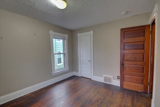 Building Photo - SL AAC907