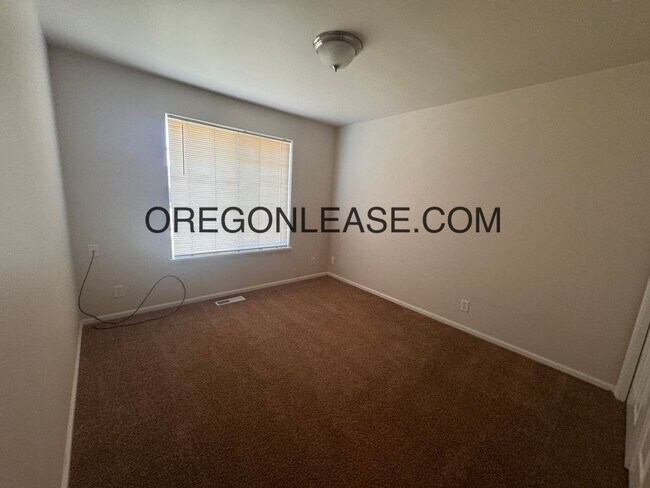 Building Photo - West Eugene 3 bedroom 2 bath home