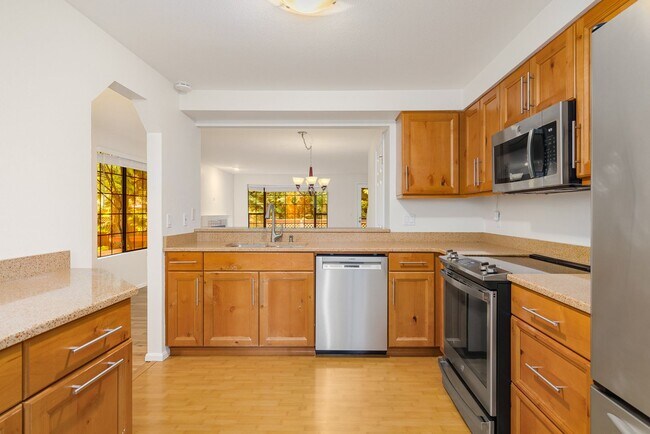 Building Photo - 3BD 2BA Townhouse - 1 Car Detached Garage