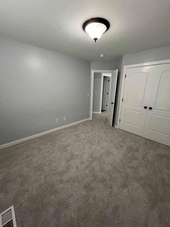 Building Photo - Rent Reduction & HOA Included! Call Today!...