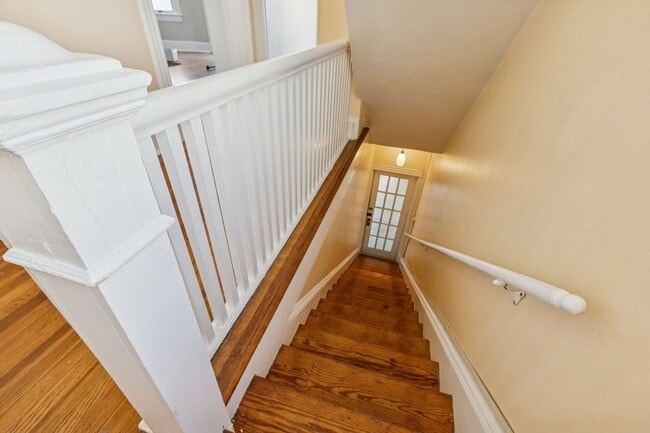 Building Photo - BEAUTIFUL Second Floor Unit in Olde Towne!