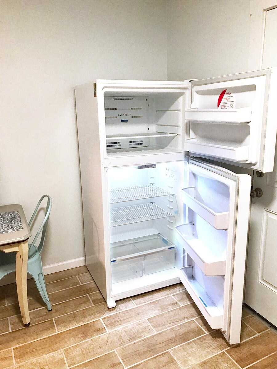 full size appliances - 711 Hamilton St