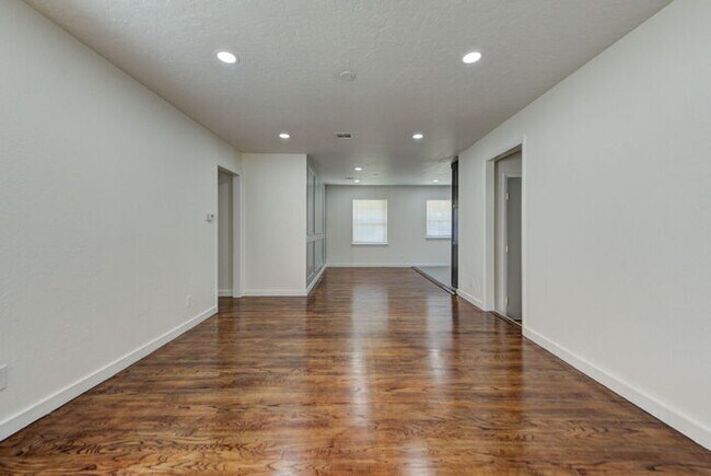 Building Photo - Fully Renovated 4 Bed, 2 Bath Near Campus!