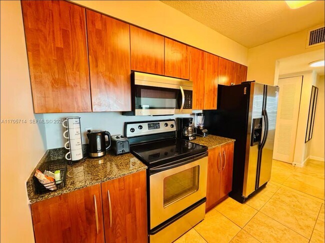 Building Photo - 1200 Brickell Bay Dr