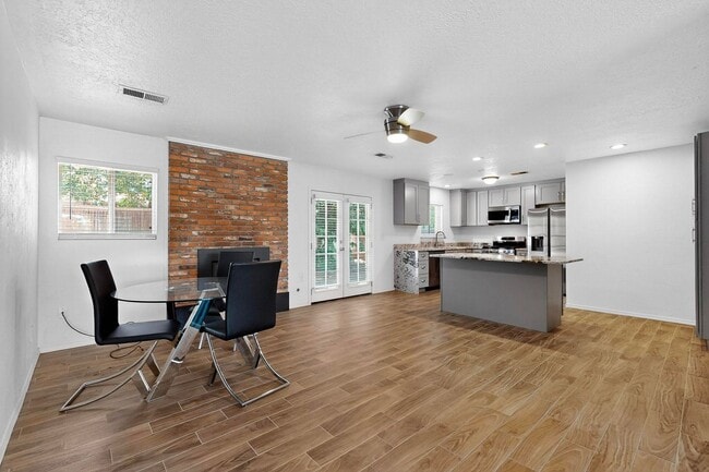 Building Photo - 3 Bedroom 2 Bath with 2 car garage