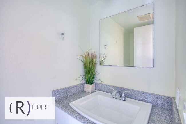 Building Photo - Gorgeous townhouse in a quiet 6-unit gated complex