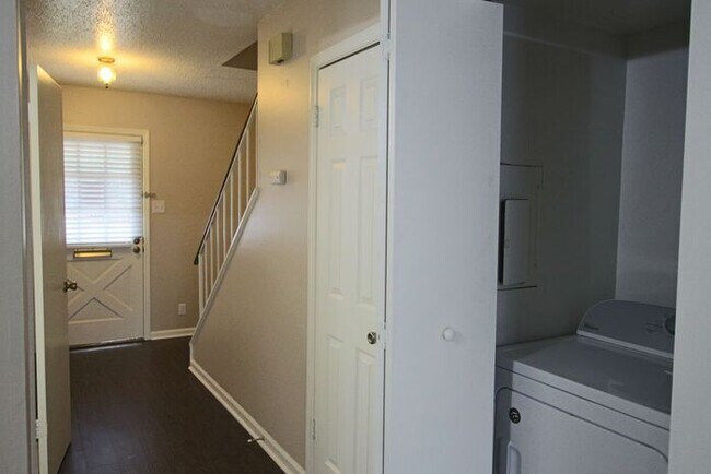 Building Photo - 3 Bedroom 2.5 Bathroom Townhome in Tyler TX!